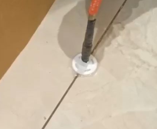 昭通市瓷砖空鼓维修公司专业解答瓷砖在铺贴过程中，如果没有涂抹均匀到位的粘结材料（如水泥砂浆或瓷砖胶），可能会导致以下问题
