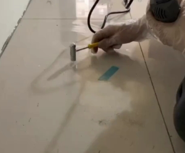 昭通市瓷砖开裂维修公司专业分享瓷砖在铺贴前如果没有沥干水分，将会导致以下问题